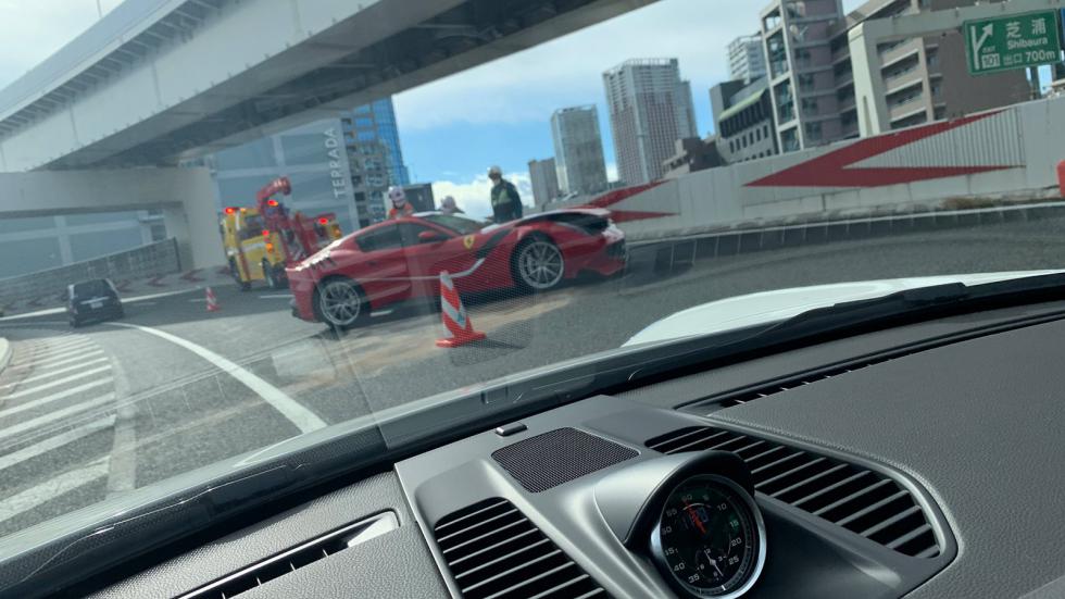 Ferrari F12tdf αποχωρεί με γερανό και κολλητική ταινία! 